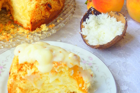 Фото к рецепту: Летний персиковый пирог со штрейзелем и кокосовым соусом