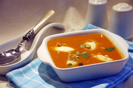 Фото к рецепту: Суп из паприки с манными клецками и грецкими орехами