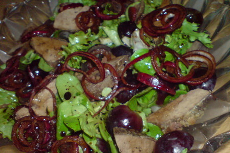 Салат из птичьей печени,винограда и кедровых орешков