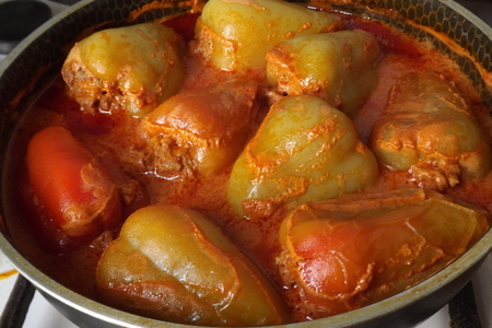 Фото к рецепту: Фаршированный перец в томатно-сметанном соусе