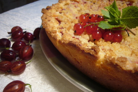 Фото к рецепту: Пирог с крыжовником и карамельным штрейзелем(а-ля клафути).