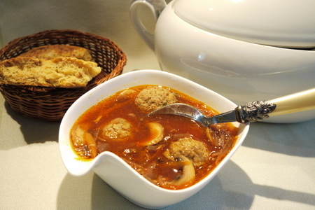 Фото к рецепту: Свекольный суп с фрикадельками по мотивам латышского супа