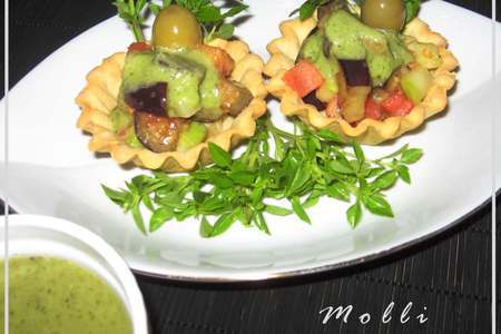 Фото к рецепту: Тарталетки с овощным салатом, под зеленой «шапочкой»