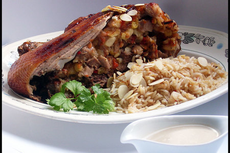 Фото к рецепту: Фаршированная утка с рисом и соусом