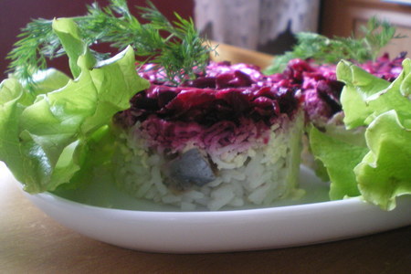 Фото к рецепту: Слоёный салат с селёдочкой.