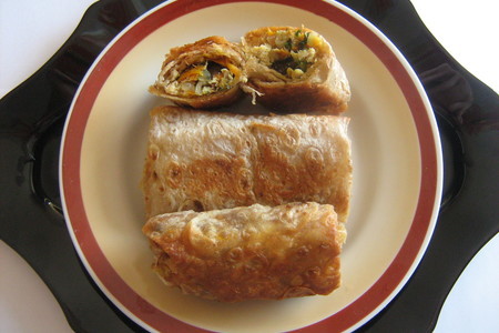 Фото к рецепту: Горячая закуска из лаваша с курицей и баклажанами