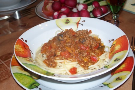 Фото к рецепту: Томатный соус с говядиной и овощами для спагетти