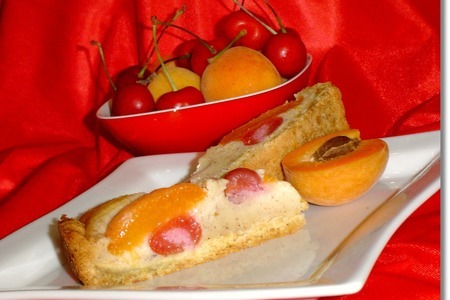 Фото к рецепту: Пирог с абрикосами и черешней
