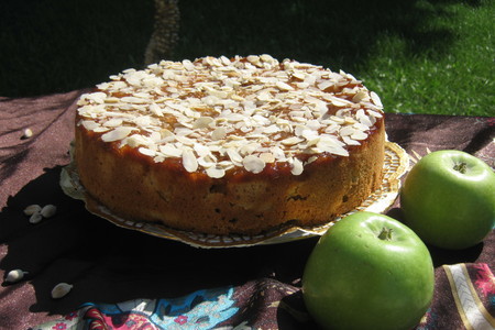 Фото к рецепту: Яблочный пирог с кардамоном  (сardamom apple cake)/