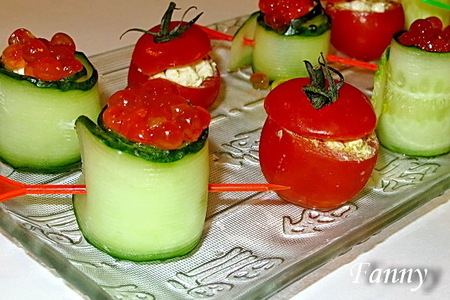 Фото к рецепту: Фаршированные помидоры-черри и роллы из огурцов - закуски для фуршета