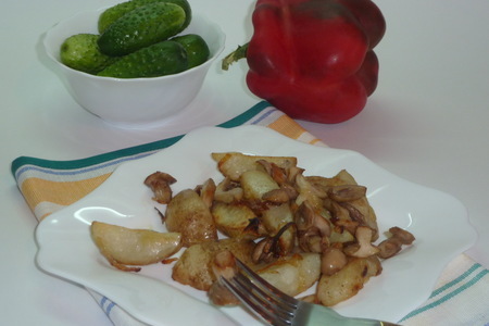 Фото к рецепту: Картофель запеченный с маслятами, луком и печеным чесноком