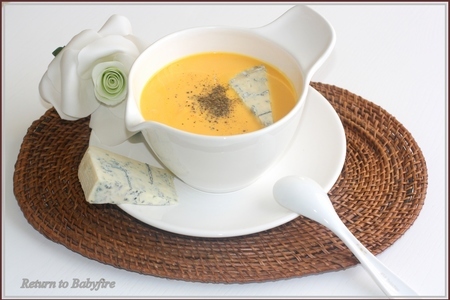 Фото к рецепту: Сливочный тыквенный суп с рокфором