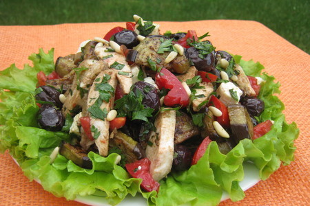 Фото к рецепту: Салат с курицей  и баклажаном  -  «восточное оливье».