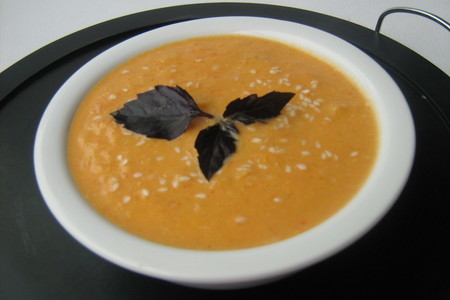 Фото к рецепту: Суп из запечённой тыквы с грушами,сладким перцем и имбирём