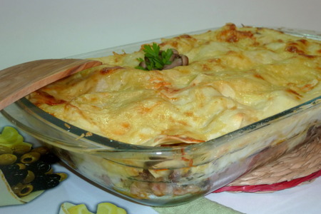 Фото к рецепту: Неклассическая  лазанья с филе индейки, куриной печенью и маринованными опятами
