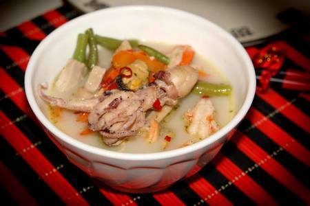 Фото к рецепту: Кокосовый суп с тунцом и морепродуктами