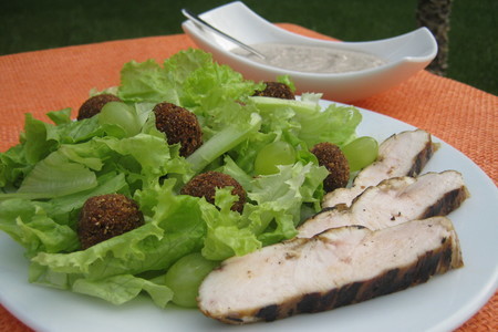 Салат "осенний поцелуй" - с курицей гриль,крокетами из баклажан и виноградом под ореховым соусом.