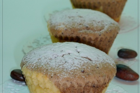 Фото к рецепту: Двухцветные ароматные кексы с грушей и какао-бобами
