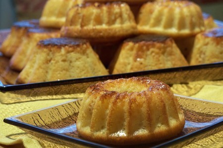 Фото к рецепту: Творожно-персиковые  мини-запеканки
