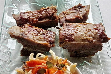 Фото к рецепту: Свиные ребрышки с салатом "кол-слоу"