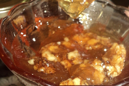 Фото к рецепту: Янтарное яблочное желе с орехами