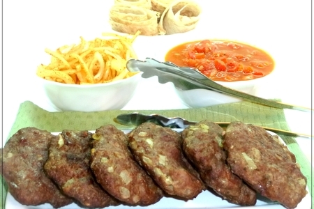 Фото к рецепту: Плескавица ( балканский гамбургер) с соусом айвар