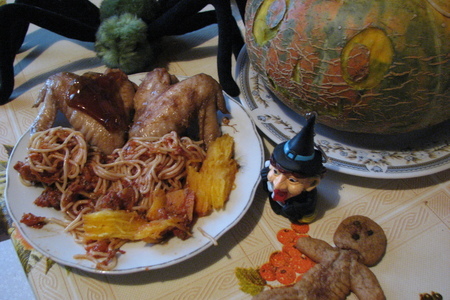Фото к рецепту: Блюдо от бабы яги - голова, фаршированная червячками под кровяным соусом, с крылышками летучих мышей
