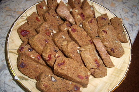 Фото к рецепту: Цельнозерновые бискотти с орехами и сухофруктами