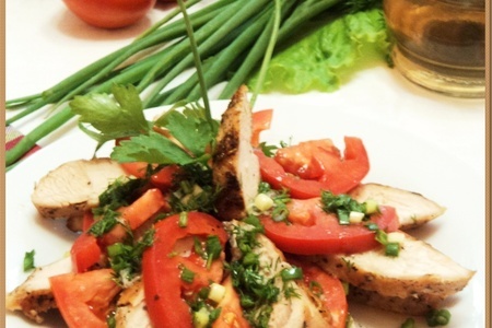 Фото к рецепту: Салат-закуска из филе индейки с помидорами
