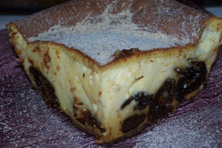 Фото к рецепту: Бретонский пирог с черносливом и коньяком