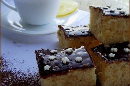Фото к рецепту: Бисквитное пирожное с кофейной глазурью или "похоже, пришла зима"