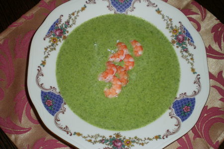 Суп-пюре с моцареллой, шпинатом и креветками