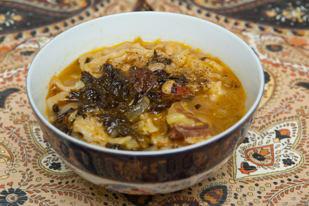 Фото к рецепту: Фасолевый суп с лапшой (əriştəli qaragöz lobyalı şorba)