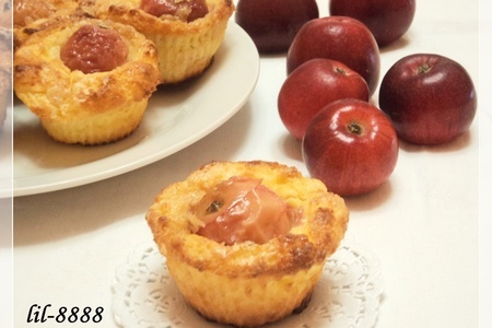 Фото к рецепту: Творожные мини-запеканки с карамельными мини-яблочками.
