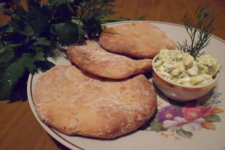 Фото к рецепту: Картофельные лепёшки с патэ из сливочного масла с зернёным творогом