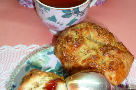 Фото к рецепту: Смешные булочки с мюсли, творогом  и яблоком к утреннему чаю