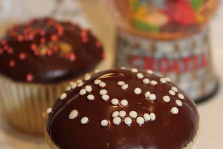 Фото к рецепту: Нежные кексы с кусочками шоколада