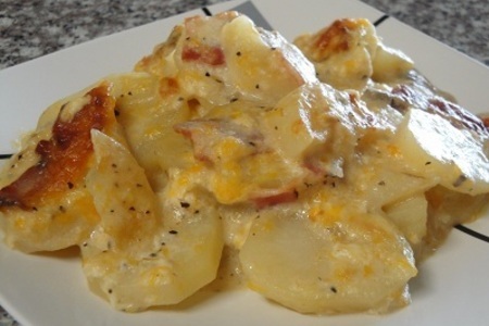 Фото к рецепту: Картофель с беконом и сыром на обед