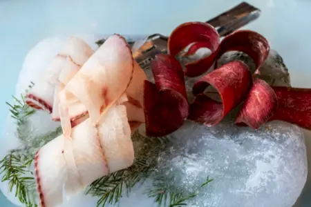 Фото: Строганина из рыбы - вкусное и полезное блюдо, придуманное северными народами Строганина из рыбы - вкусное и полезное блюдо, придуманное северными народами