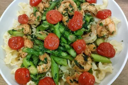 Фото: Паста со спаржей и креветками (pasta con asparagi) Паста со спаржей и креветками (pasta con asparagi)
