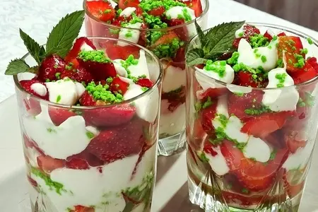 Фото: Десерт с клубникой и сметанным кремом Десерт с клубникой и сметанным кремом