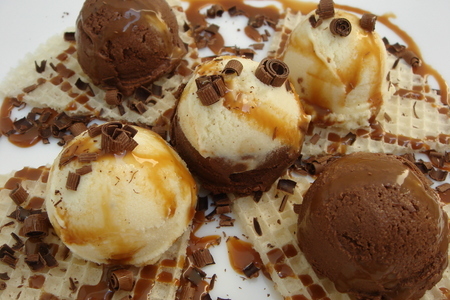 Ванильное и очень шоколадное мороженое:))
