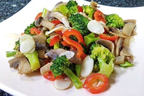 Слоеный салат с грибами и овощами