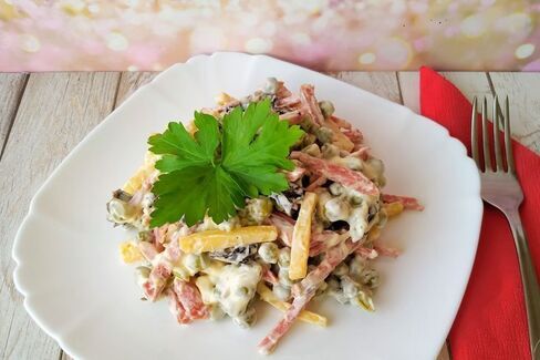 Вкусные рецепты салатов с колбасой: 32 рецепта
