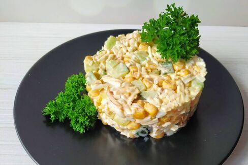 Салат с кальмарами, грибами, кукурузой и сыром
