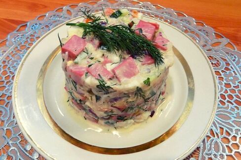 Салат с колбасой и яйцами