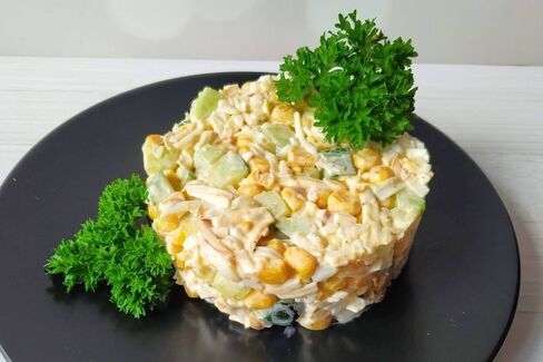 Салат с сыром и кукурузой