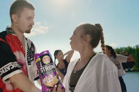 Летняя коллаборация: Lay’s® в новом клипе группы «Хлеб»