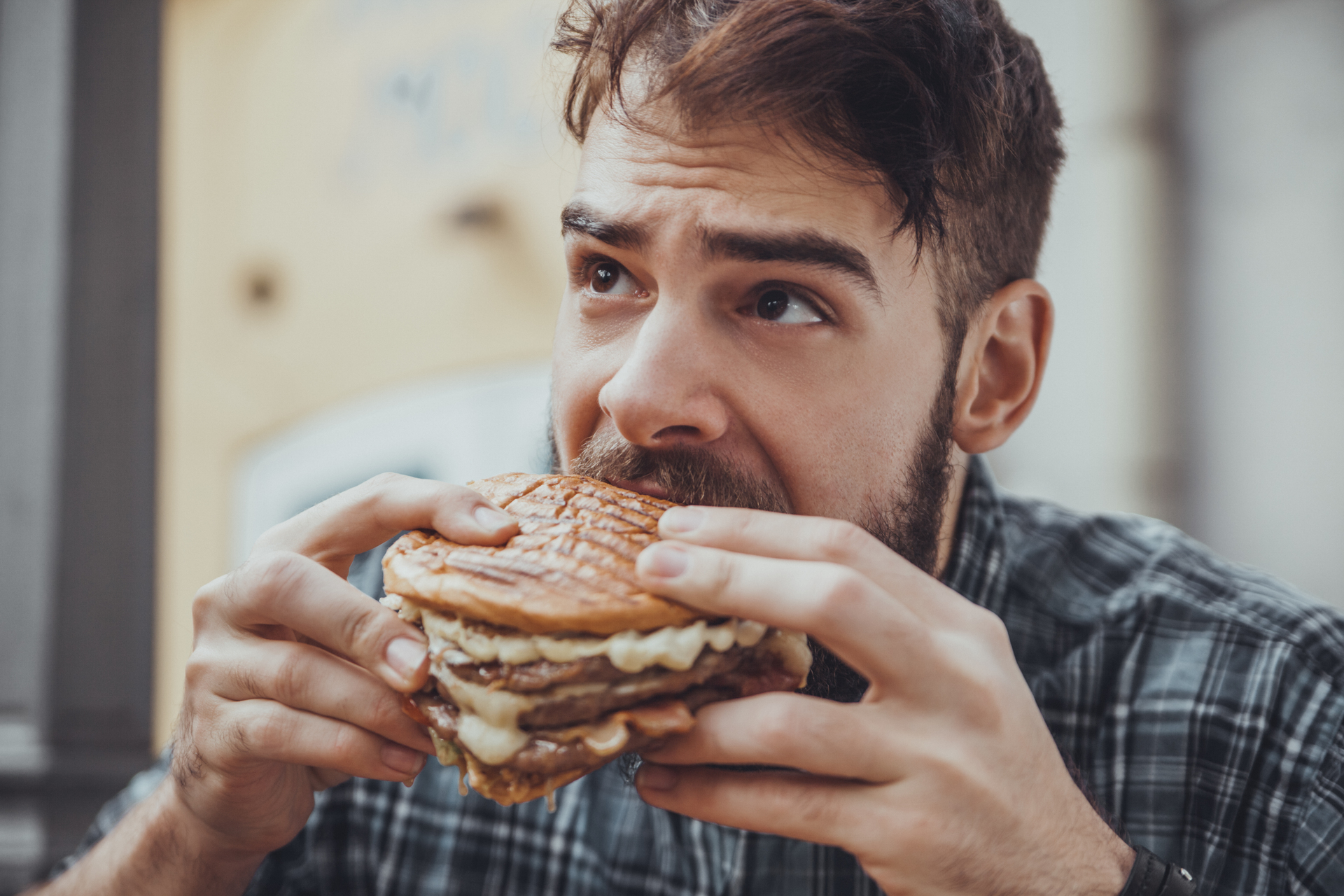 Eating your food. Мужчина ест. Парень кушает. Человек ест гамбургер. Парень ест бургер.