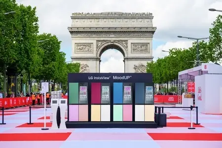 Пикник на Champs-Élysées:  корзинка с закусками, мягкий плед и LG MoodUp